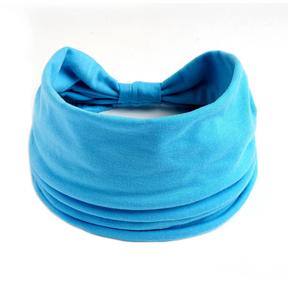 Un foulard en coton boho bleu clair noué en nœud, montré sur fond blanc.