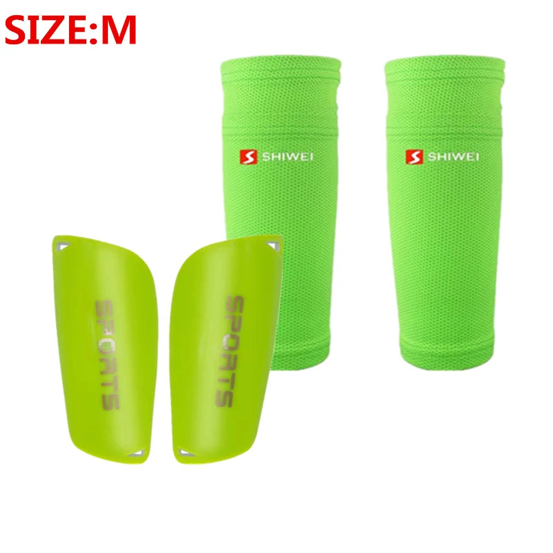 Un paire de protège-tibias de soccer vert lime avec manches confortables, montré dans un tube vertical et une vue ouverte.
