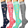 Une paire de chaussettes de compression pour femmes avec un motif rose, vert et des rayures noires.