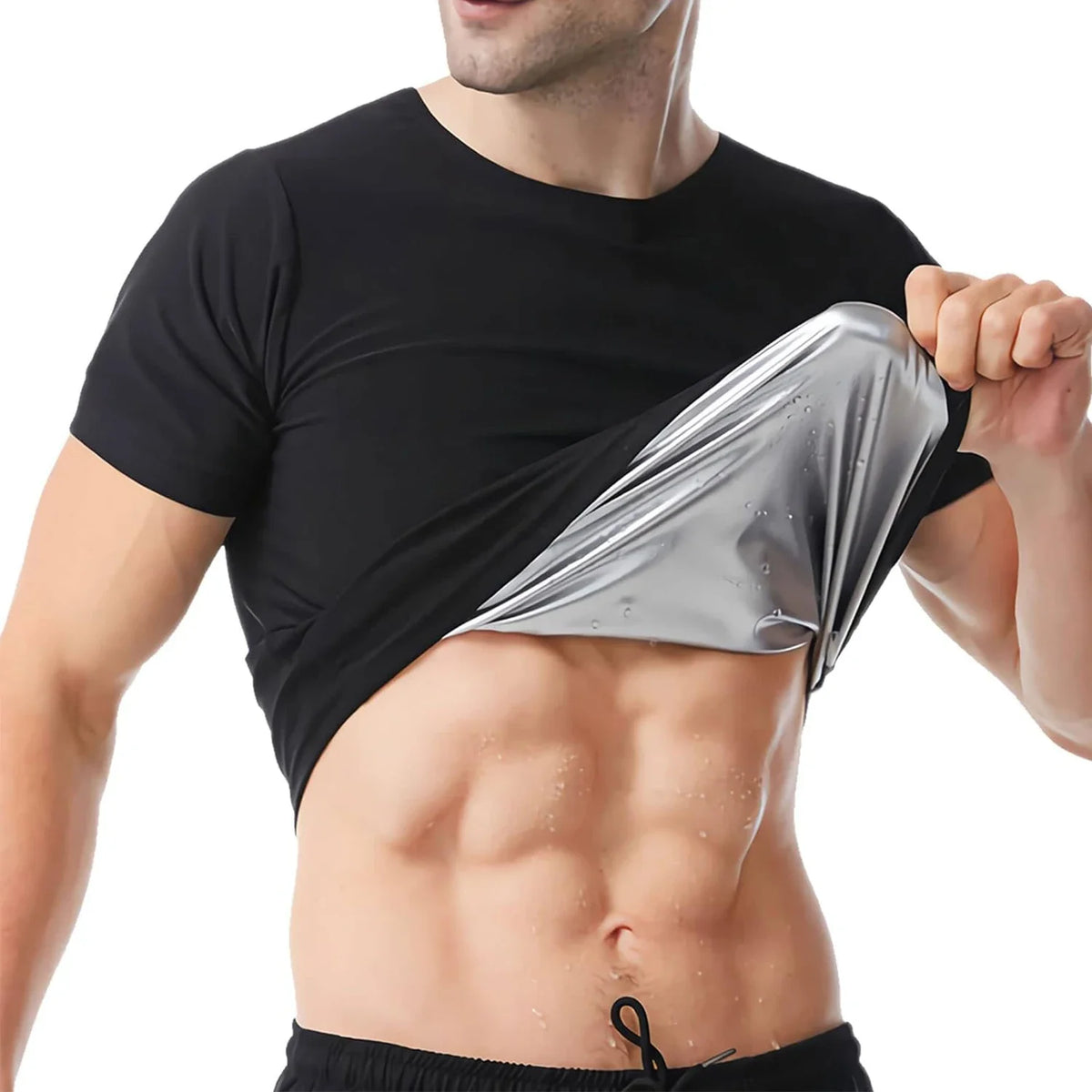 Un homme portant un t-shirt noir avec un sobreposage de tissu argenté et brillant sur l'abdomen.