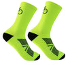 Une paire de chaussettes de vélo jaune néon avec des graphismes noirs, présentées sur fond blanc.