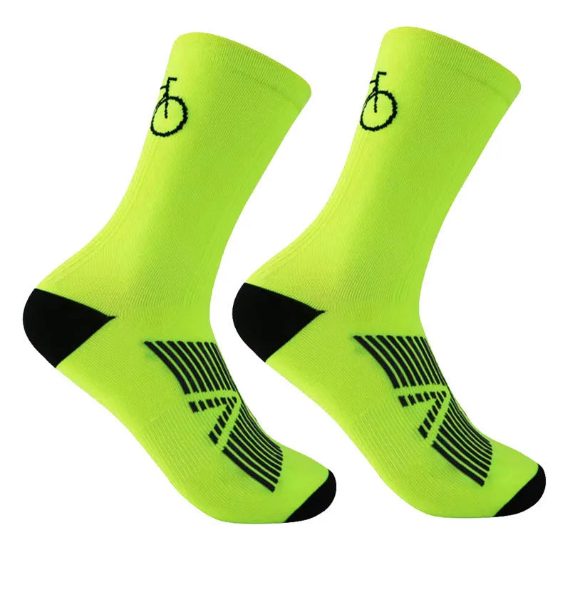 Une paire de chaussettes de vélo jaune néon avec des graphismes noirs, présentées sur fond blanc.