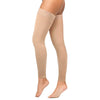 Una persona lleva mangas de compresión terapéuticas beige en sus piernas.