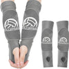 Manches de volleyball gris rembourrés montrés sur une main et un bras, démontrant l'ajustement et le design.