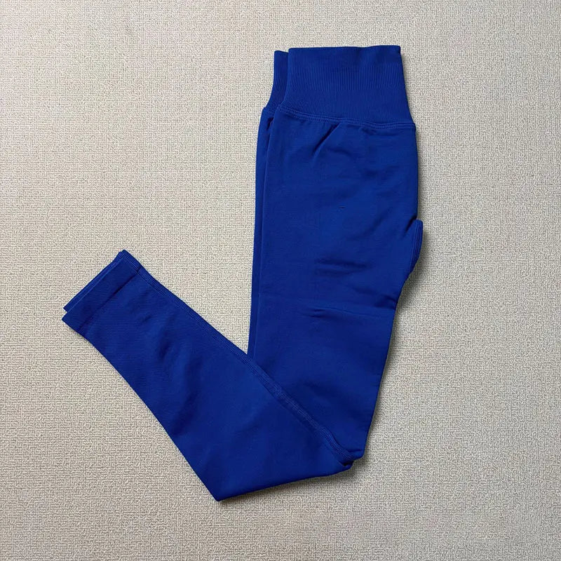 Ein königsblaues, hochtailliges, nahtloses Yoga-Legging in einer beigen Fläche.