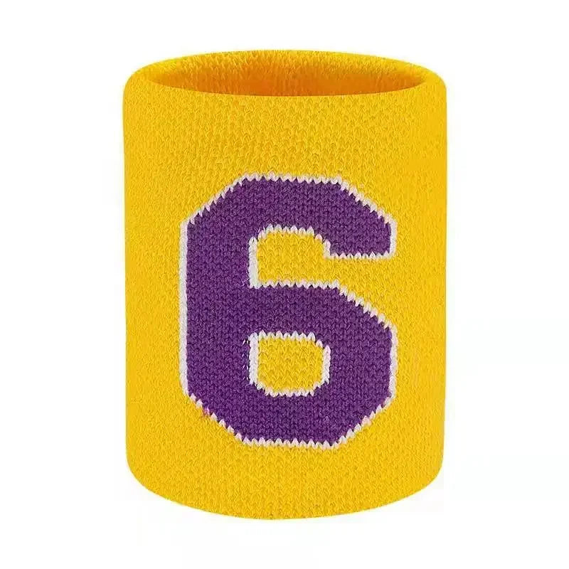 Bracelet jaune avec le chiffre six violet imprimé