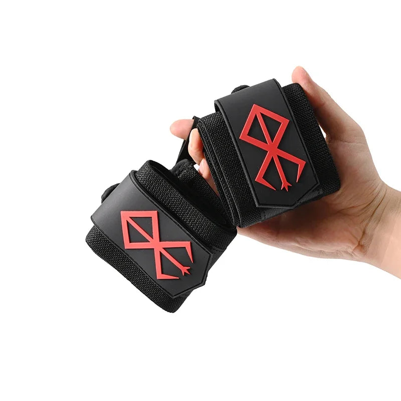 Une main tient un bandage de poignet noir avec un motif de nœud celtique rouge.