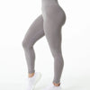 Un modèle porte des leggings de yoga sans couture à taille haute gris.