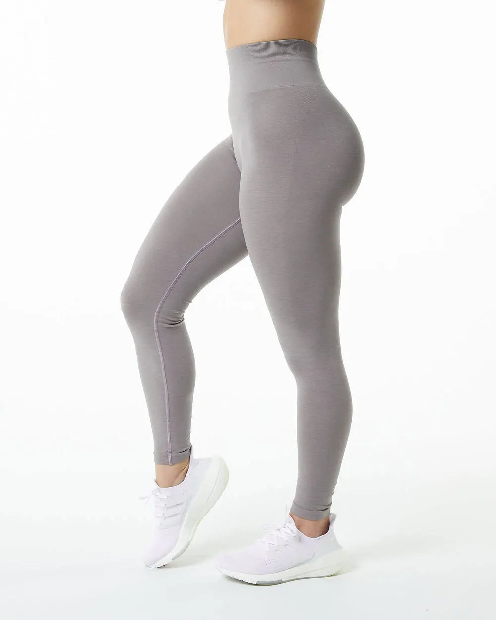 Un modèle porte des leggings de yoga sans couture à taille haute gris.