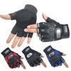 Eine Sammlung taktischer Fahrradhandschuhe mit halber Finger in Schwarz, Rot und Blau, gezeigt auf den Händen.