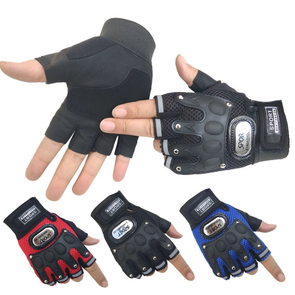 Eine Sammlung taktischer Fahrradhandschuhe mit halber Finger in Schwarz, Rot und Blau, gezeigt auf den Händen.