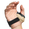 Una mano lleva una pulsera negra y un soporte para el pulgar beige para aliviar la artritis.