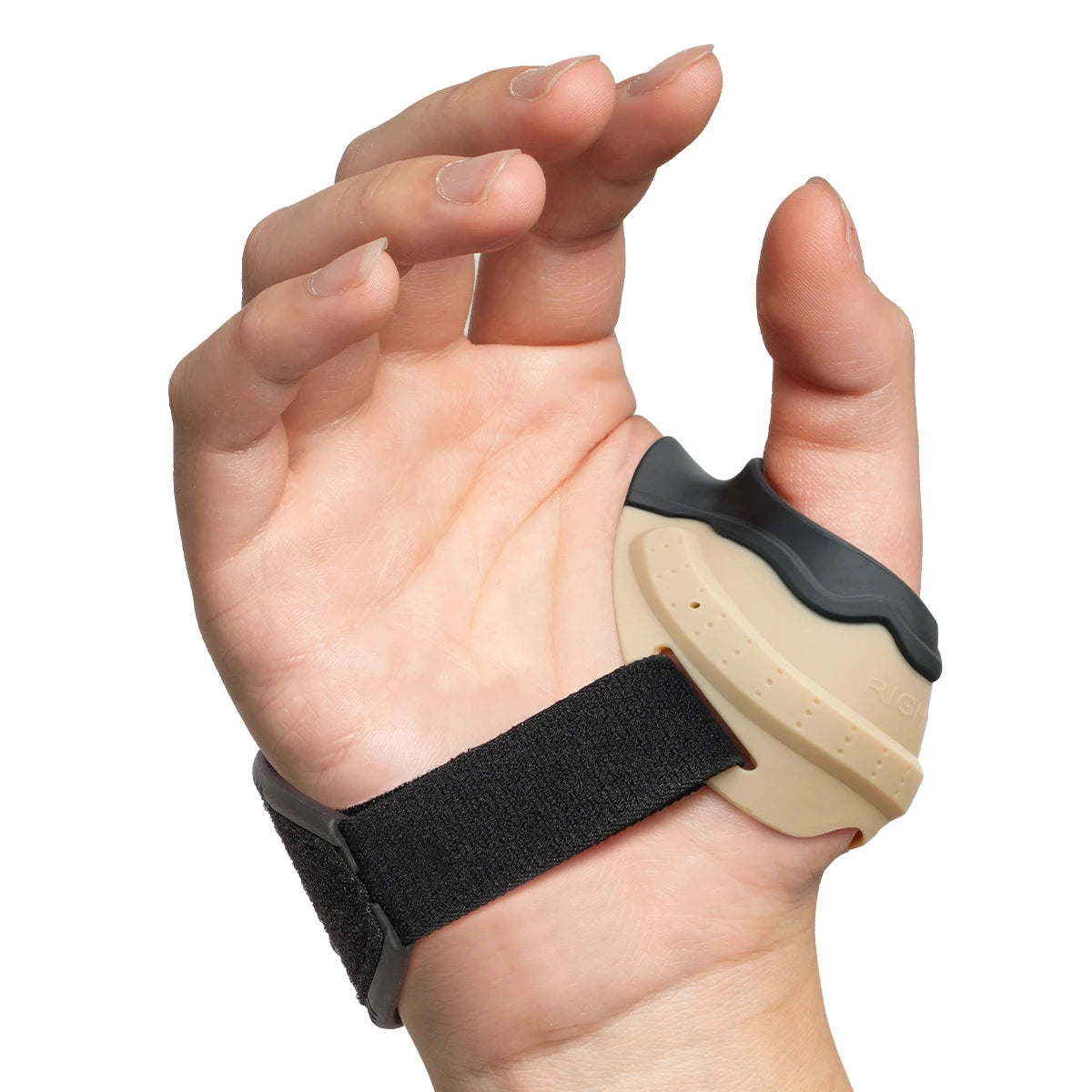Una mano lleva una pulsera negra y un soporte para el pulgar beige para aliviar la artritis.