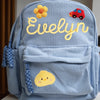 Hellblaue Samt-Rucksack mit Stickerei 'Evelyn', gelbem Blumen und rotem Spielzeugauto.