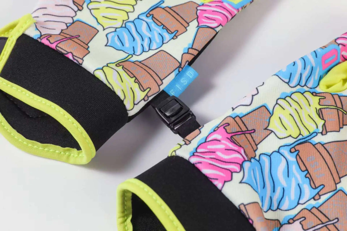 Gants de motocross robustes pour tout-terrain avec un motif rayé coloré.