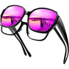 Eine schwarze, polarisierte, überdimensionierte Sonnenbrille mit pink-violetten spiegelnden Linsen, die bei Sonnenuntergang ü
