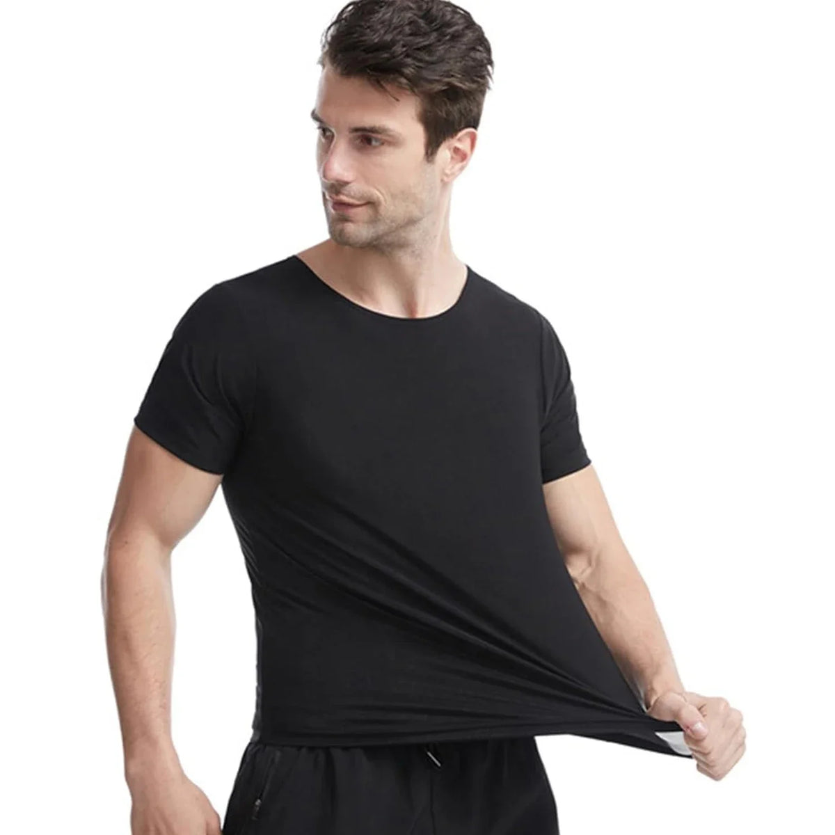 Un homme portant un haut de combinaison de sport noire pour homme.