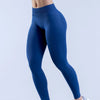 Primer plano de una mujer vistiendo leggings de yoga sin costuras de color azul real y cintura alta.