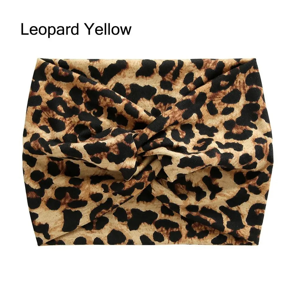Gros plan d'un tissu léopard noir et beige noué en bandeau bohème tressé.