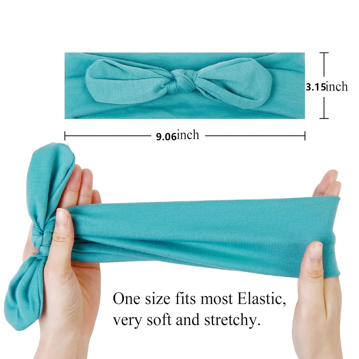 Ein türkises elastisches Stirnband wird in den Händen gehalten, um seine weiche und dehnbare Natur zu demonstrieren.