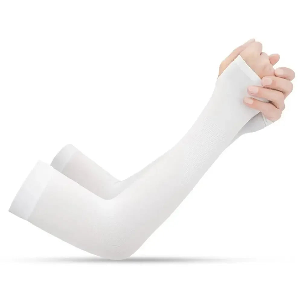 Une main portant une manche anti-UV sans doigts blanche, démontrant la protection estivale.