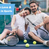 Ein lächelndes Paar spielt Tennis auf einem Platz mit Schlägern und Bällen.