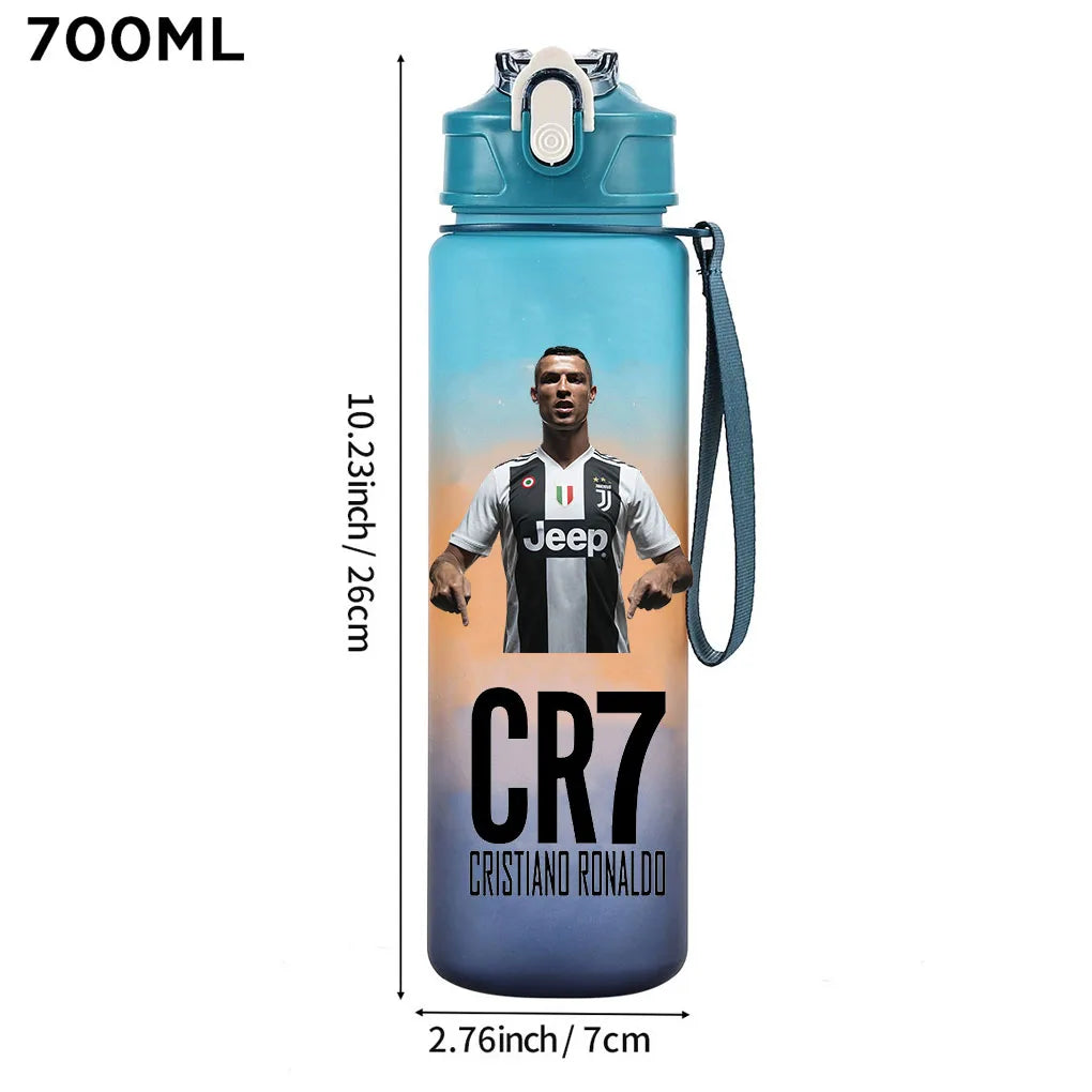 زجاجة ماء رياضية زرقاء تحمل رسمًا لكريستيانو رونالدو وشعار CR7