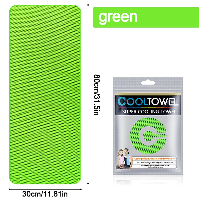Serviette verte super refroidissante emballée dans une pochette en plastique transparent.