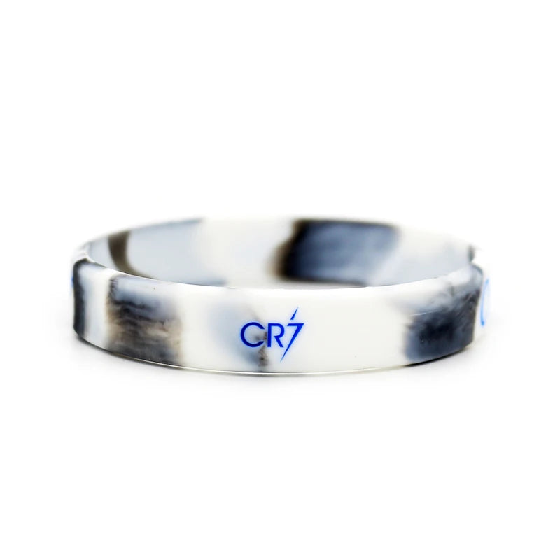 Nahaufnahme eines schwarz-weißen marmorierten Silikon-Armbandes als Sportarmband.