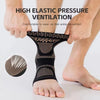 Une personne applique une bande de compression cuivre noir au cheville de son pied.