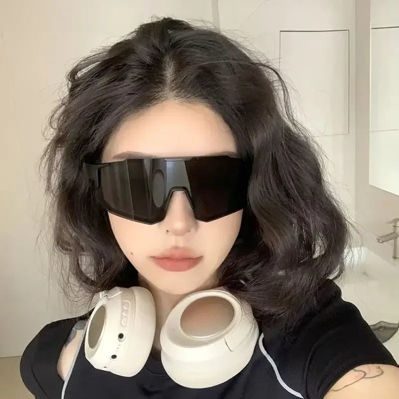 Eine Frau mit schwarzen Sonnenbrillen drinnen