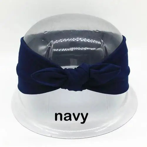 Marineblaues Hasenohr-Haarband für Damen, präsentiert auf einem klaren Ständer.