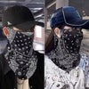 Primer plano de un pañuelo para el cuello de protección UV con estampado paisley negro, visto desde dos ángulos.