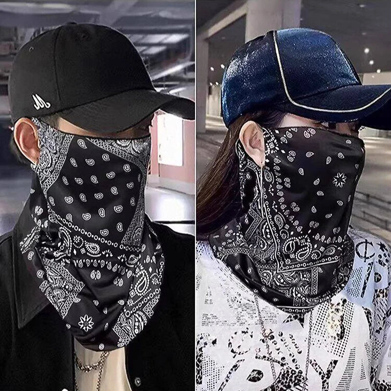 Primer plano de un pañuelo para el cuello de protección UV con estampado paisley negro, visto desde dos ángulos.
