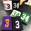 Collection de bracelets de poignet noirs, blancs et violets avec les chiffres 3 et 34.