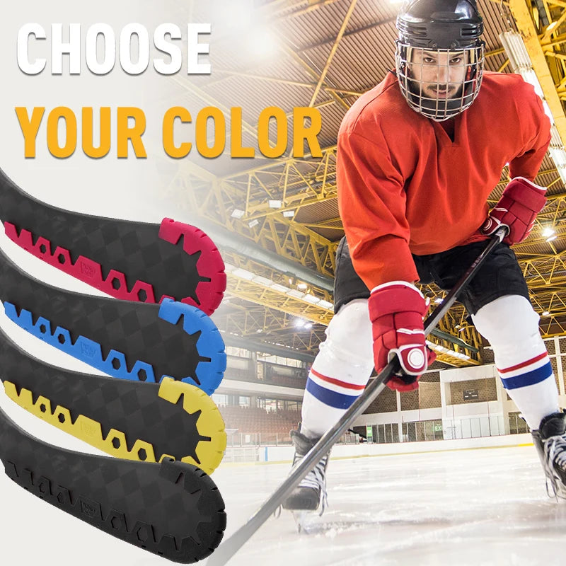 Un joueur de hockey portant un casque et un maillot rouge tient une crosse avec diverses gaines de protection colorées.