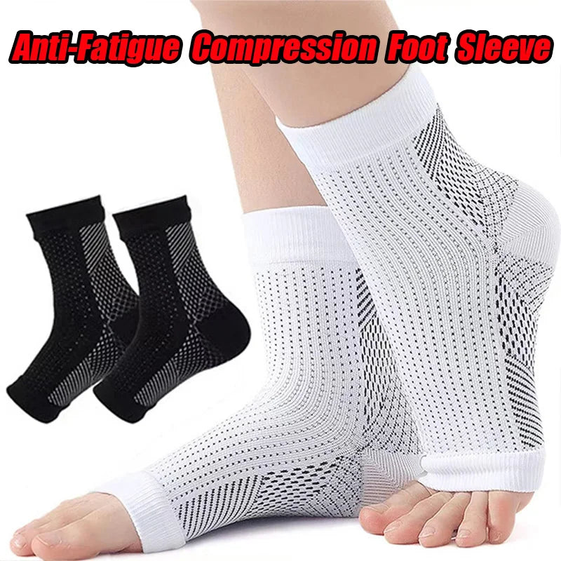 Manche de compression anti-fatigue blanc et noir sur une jambe.