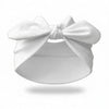 Un bandeau élastique blanc noué en nœud, vu de dessus.