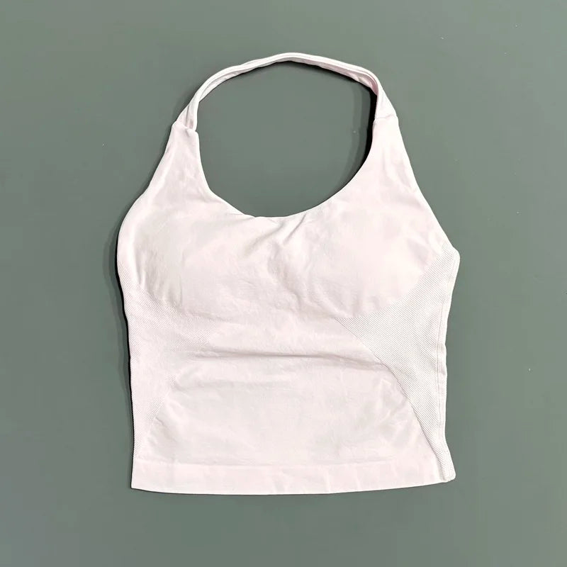 Weißes, nahtloses Strick-Sport-Tanktop mit Rundhalsausschnitt und dünnen Trägern vor grauem Hintergrund.