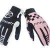 Une paire de gants de motocross noirs et roses sur fond blanc.