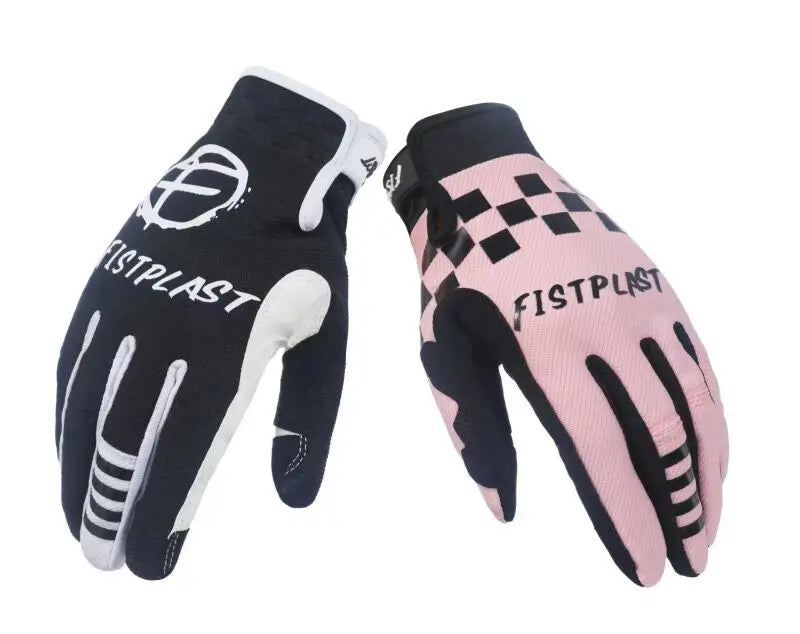 Une paire de gants de motocross noirs et roses sur fond blanc.