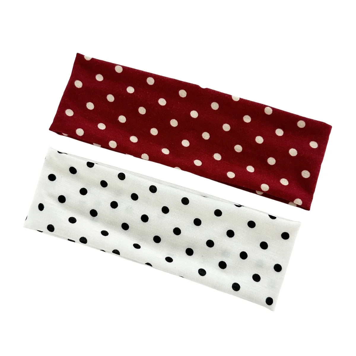 Un paire de bandeaux de yoga élastiques à pois, un en marron et blanc, et un en noir et blanc.