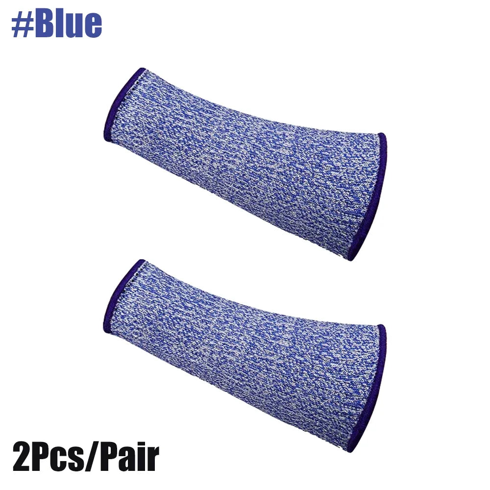 Ein Paar blaue, gehärtete Schutzärmel gezeigt in diagonaler Ansicht.