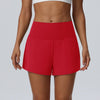 Eine Frau modelliert rote, schnelle, trocknende Sportshorts für Damen.