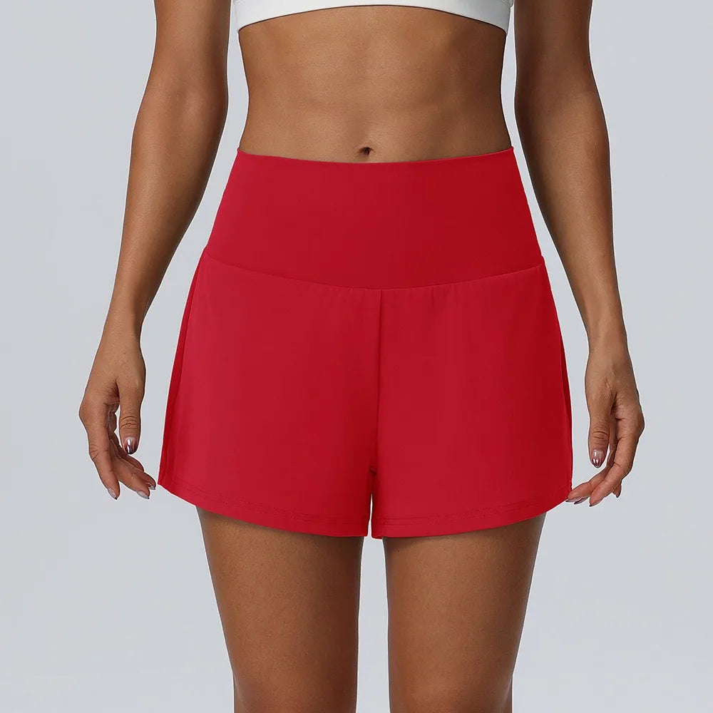 Eine Frau modelliert rote, schnelle, trocknende Sportshorts für Damen.