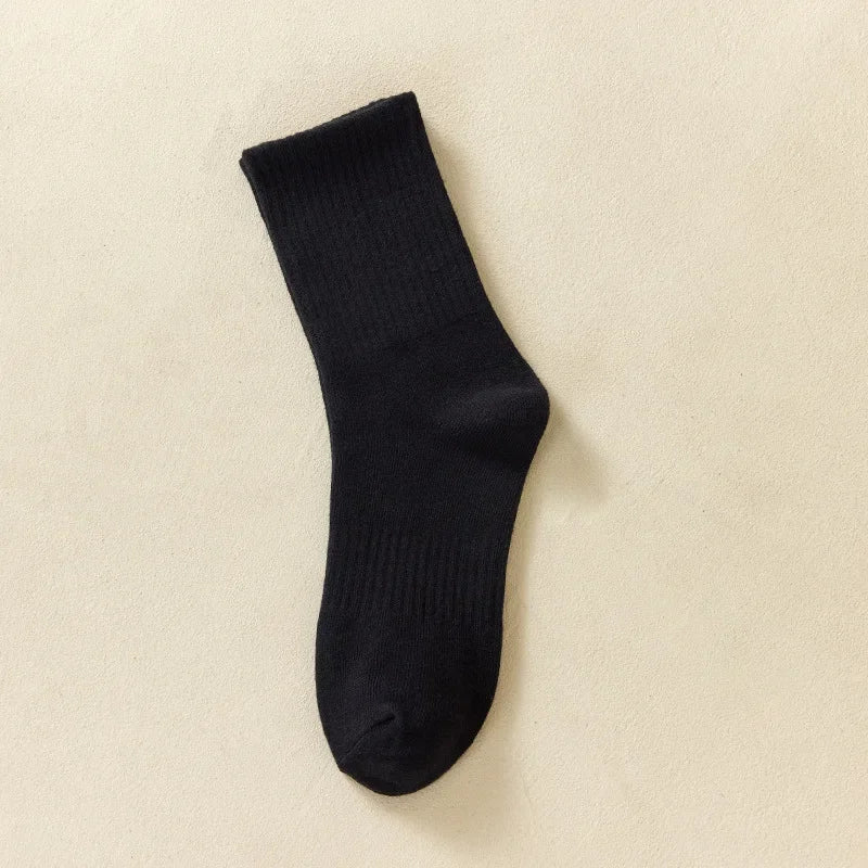 Chaussette noire pour homme en coton mélangé, montrée sur un fond clair.