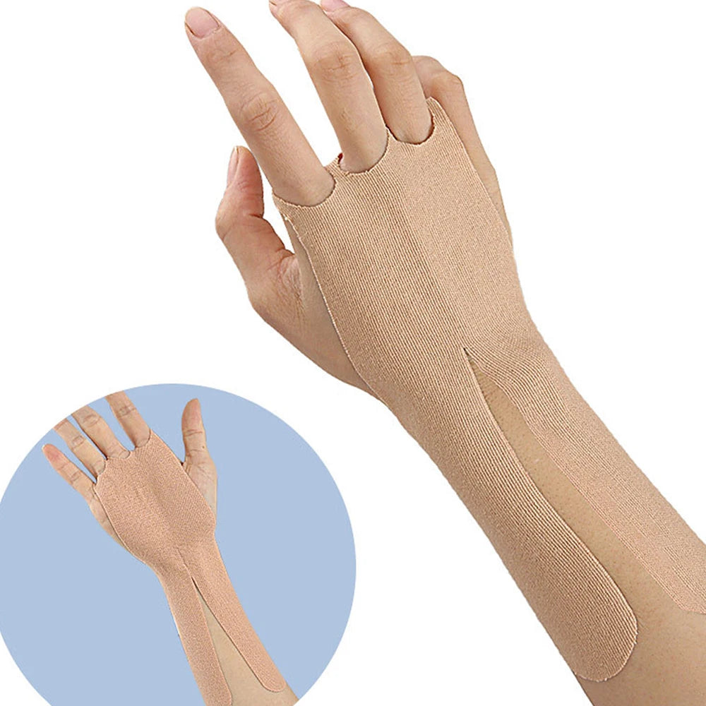 Eine Hand trägt einen beigen Kinesiotaping-Sleeve am Unterarm, gezeigt neben einer kreisförmigen Inset.