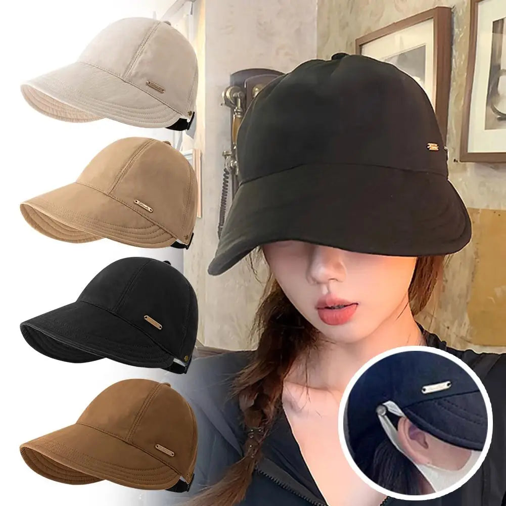 Una mujer modela una gorra de béisbol con ala ancha y protección UV negra en un estudio.
