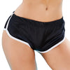 Schwarze Laufshorts mit weißer Borte, getragen von einer Frau.