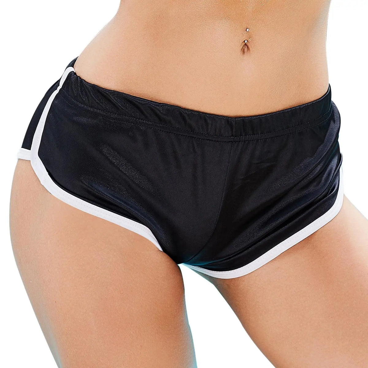Schwarze Laufshorts mit weißer Borte, getragen von einer Frau.